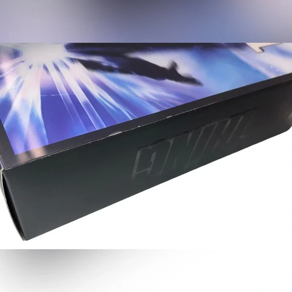 NECA The Thing SDCC Lenticular Cover & The Thing MacReady Outpost 31 7 Figures